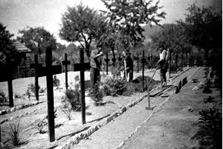 Haslacher Bürger stellen im April 1945 Grabkreuze am Massengrab auf; Archiv Gedenkstätte VULKAN Haslacher Bürger stellen im April 1945 Grabkreuze am Massengrab auf; Archiv Gedenkstätte VULKAN