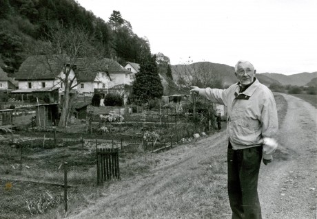 Der ehemalige Häftling Henk Saakes besucht im Jahr 2000 den Ort, an dem sich das Lager Kinzigdamm befand; Stadtarchiv Haslach Der ehemalige Häftling Henk Saakes besucht im Jahr 2000 den Ort, an dem sich das Lager Kinzigdamm befand; Stadtarchiv Haslach
